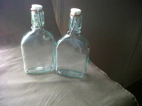 LOT OF 2 X RESEALABLE VINTAGE GLASS BOTTLES 200ML
